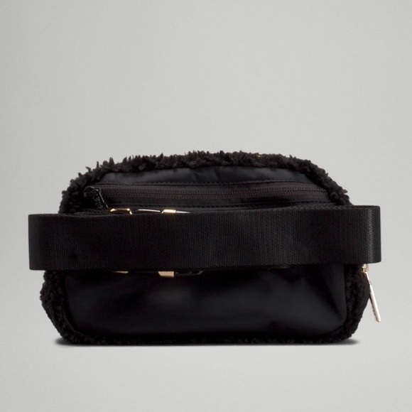 NEW Lululemon Everywhere Fleece Black Belt Bag - Picture 4 of 9